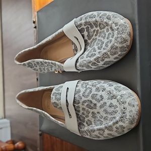 Women's shoes